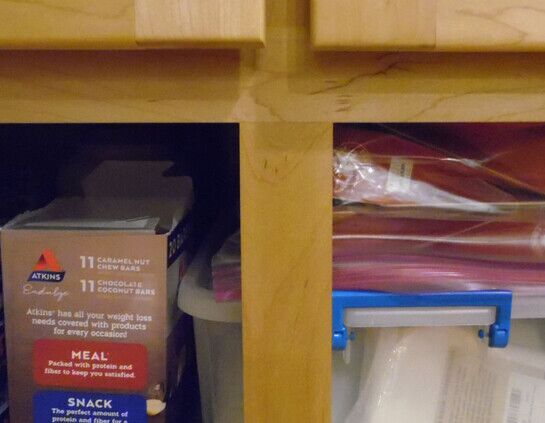 Face frame stile between cabinet openings